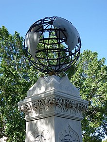 Close-up of the globe added in 1999 650026 detail, with 1990s globe, from SW.jpg