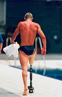 Protesi alla gamba indossata dal nuotatore australiano Cameron de Burgh sul ponte della piscina ai Giochi Paralimpici di Atlanta 1996.