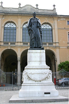 Памятник Розмини-Сербати в Милане.