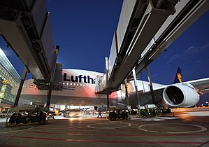 Tre jetbroer forbundet med en Lufthansa Airbus A380 i Frankfurt Lufthavn i Frankfurt, Tyskland