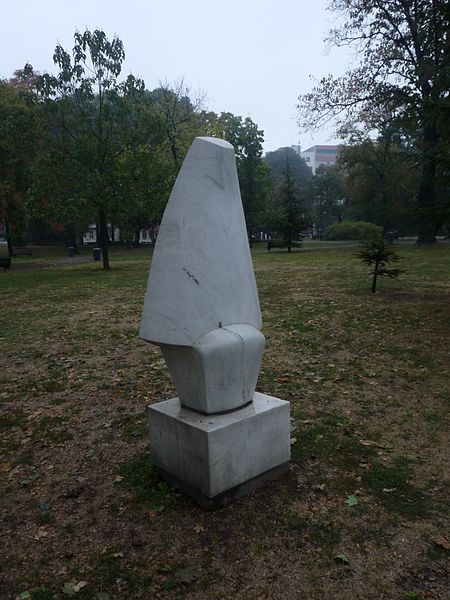 File:A sculpture in Pionirski Park in Beograd, October 13, 2012.jpg