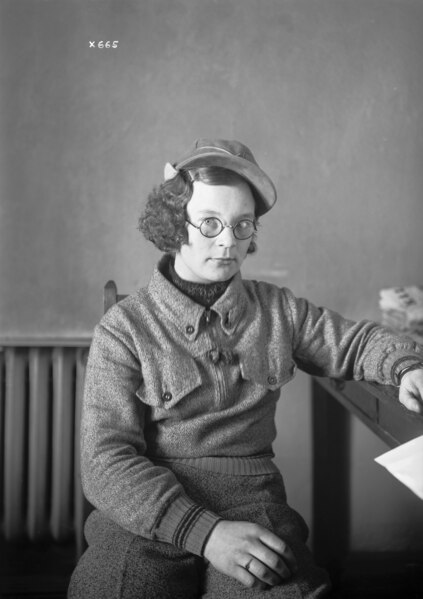 File:A sitting woman 1936 (JOKAKAL3B-23637).tif