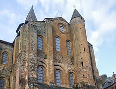 Extérieur de l'abbatiale avec les vitraux visibles.