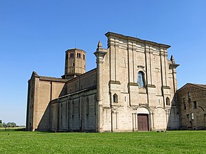 Façade baroque d'une église gothique entièrement bâtie en briques.