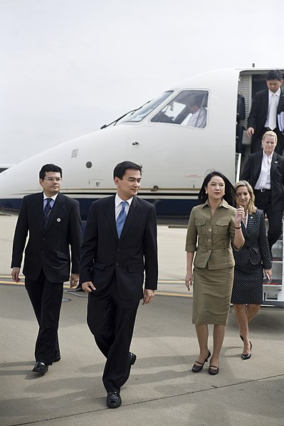 File:Abhisit Vejjajiva and Pimpen Vejjajiva at Pittsburgh International Airport - 20090924.jpg