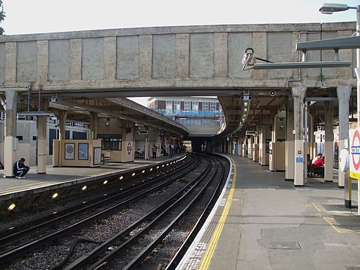 Acton Town stn eastbound Piccadilly look west