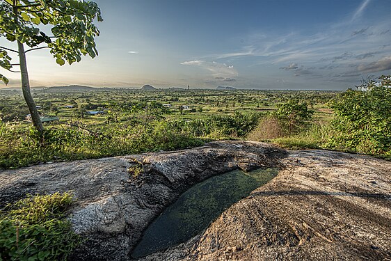 Adaklu plains with Adaklu mountain in the background. Author: Kradolferp