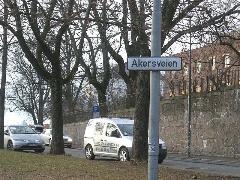 File:Akersveien med skilt.jpg