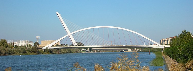 Le pont de la Barqueta construit à l’occasion de l’Exposition universelle de 1992 sur le canal Alphonse-XIII ; le pont de l'Alamillo en arrière-plan.