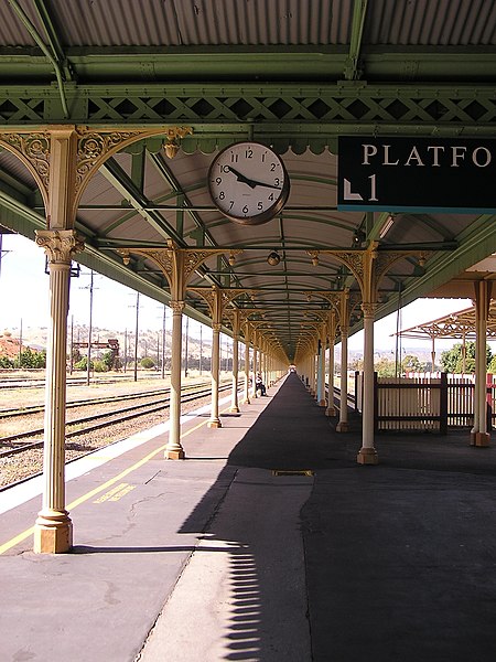 File:AlburyRailwayStationPlatform.jpg