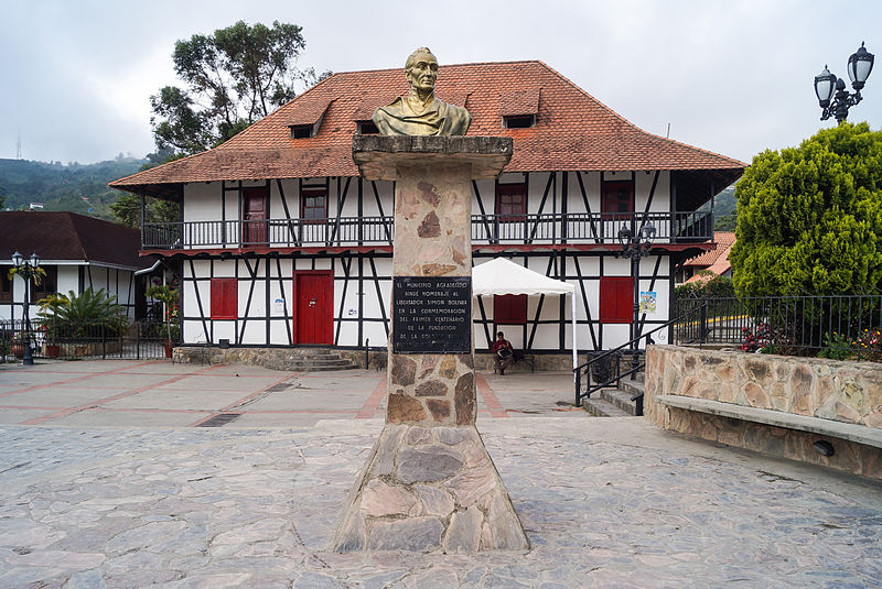 File:Antigua escuela Martin Tovar y Busto a Simón Bolívar I.jpg