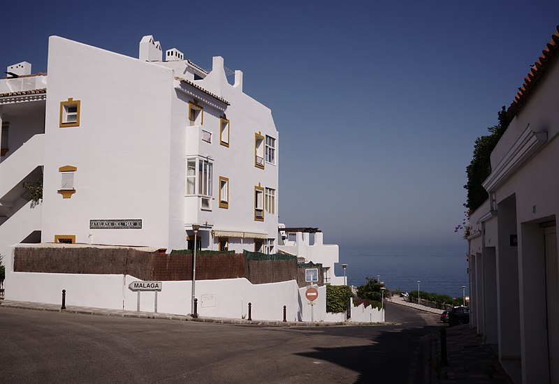 File:Avenida de la Torre, Benalmádena.jpg