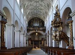 Intérieur, vue de l'autel à l'orgue