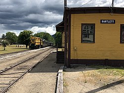 Záchranný vlak scénické železnice Conway se blíží ke stanici Bartlett, srpen 2019