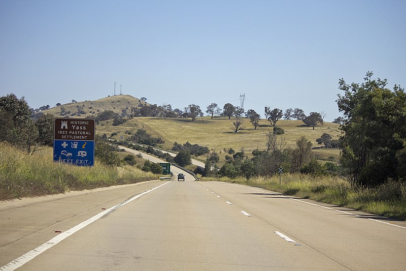 File:Barton Highway near Marchmont (2).jpg