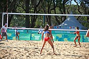 Deutsch: Beachvolleyball bei den Olympischen Jugendspielen 2018; Tag 8, 14. Oktober 2018; Mädchen, Achtelfinale – Bolivien-Puerto Rico 0:2 (18–21/18–21 ) English: Beach volleyball at the 2018 Summer Youth Olympics at 14 October 2018 – Girls Round of 16 – Bolivia-Puerto Rico 0:2 (18–21/18–21 )