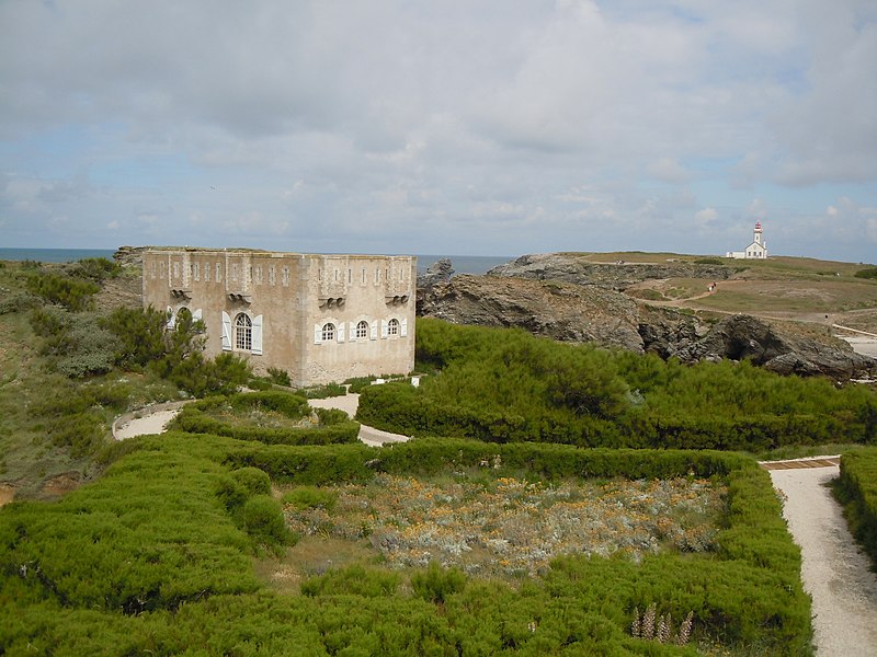 File:Belle-Ile fort de Sarah Bernard juillet.jpg