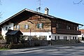 Ehemaliges Bauernhaus in der Kocheler Straße 2 in Benediktbeuern, Landkreis Bad Tölz-Wolfratshausen, Regierungsbezirk Oberbayern, Bayern. Als Baudenkmal unter Aktennummer D-1-73-113-29 in der Bayerischen Denkmalliste aufgeführt.