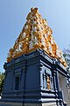 Sri-Ganesha-Hindu-Tempel Berlin: 17 Meter hoher Königsturm Raja Gopuram, der mit Ornamnten und Symbolen verziert ist, Hasenheide 106.