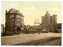 The Black Gate and Castle Keep circa 1890-1900, showing the mid nineteenth century railway viaduct bisecting the site. The slum buildings to the rear of the Black Gate have since been demolished. Blackgate and Castle, Newcastle-on-Tyne, England-LCCN2002708006.jpg