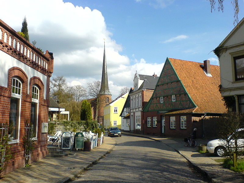 File:Blick zur Kirche.JPG