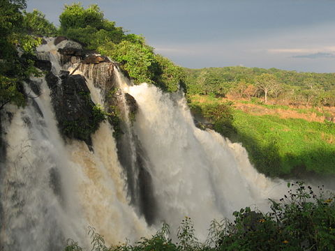 Самый высокий водопад в северной африке. Центральная Африка водопад. Боали. Водопады Карера Бурунди. Центральная Африка Банги. Водопад Каруру Кения.