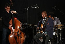 Beim INNtöne Jazzfestival am 18. Mai 2003: Bobby Broom (Gitarre), Dennis Carroll (Bass), Makaye McCraven (Schlagzeug)