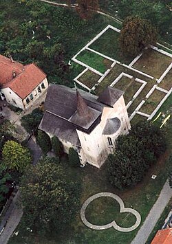 Luftfoto af Boldva kirken, bundvæggene i det benediktiske kloster og rotunden