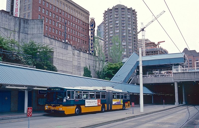 File:Breda 5234 at south platform of Convention Place station in 2000.jpg