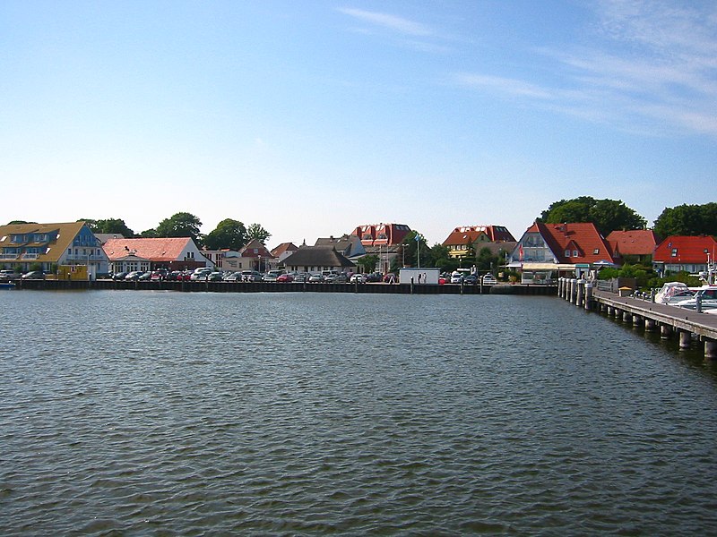 File:Breege - Blick vom Hafen 1.jpg