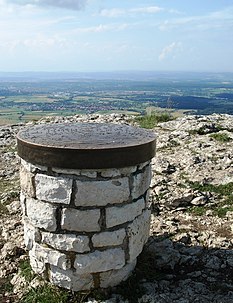 Die Bronzetafel mit Lage und Entfernung der vom Breitenstein aus sichtbaren Orte