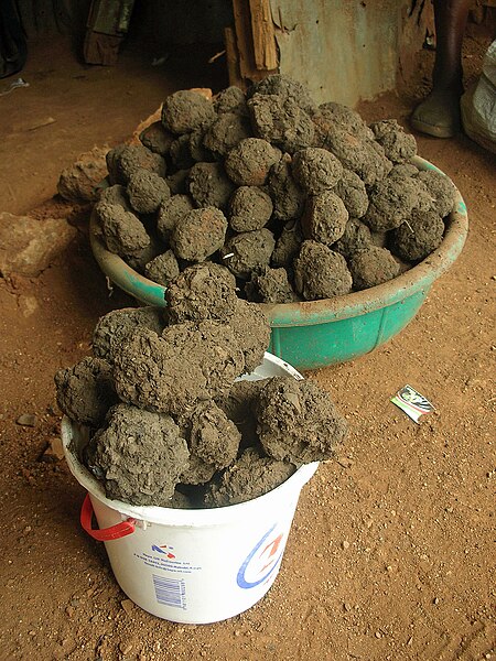 File:Briquette Uganda 1.jpg