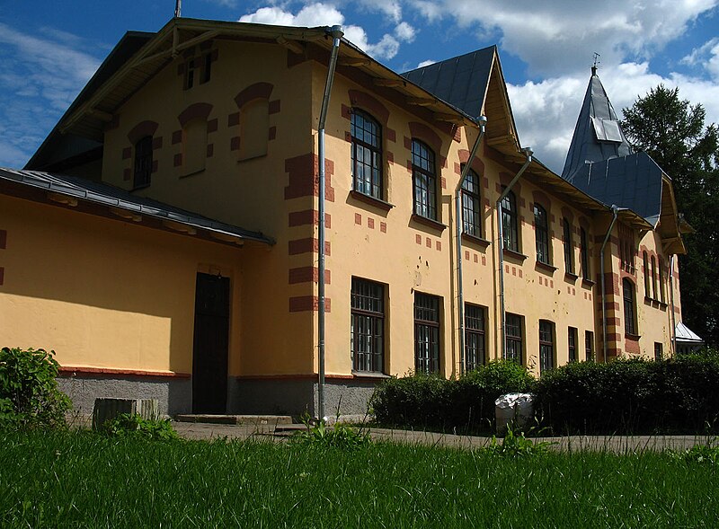 File:Building of agricultural college in Łužasna (11.08.2007).jpg