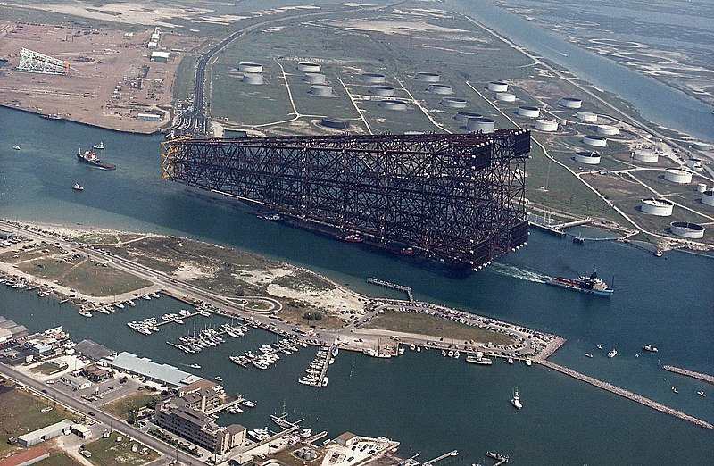 File:Bullwinkle Oil Platform (6546531185).jpg