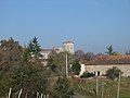 Le château vu depuis la campagne environnante.