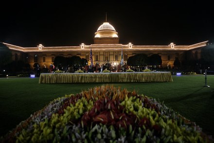 A state banquet held in honor of U.S. President George W. Bush in the Mughal Garden at the Rashtrapati Bhavan, 2006.