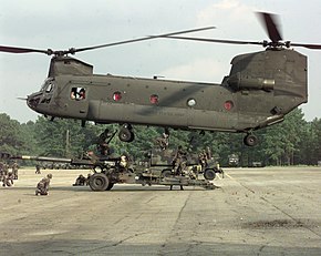 Припремање за превоз хаубице М198 хеликоптером CH–47 Чинук
