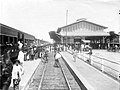 Stasiun Purwosari ketika berstatus stasiun pulau pada tahun 1912-1925 (jauh sebelum dipasangi overkapping tambahan tepat di atas emplasemennya)
