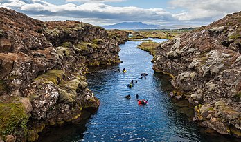 La Silfrugjá, dans le parc national islandais de Þingvellir, faille normale à la jonction des plaques nord-américaine et eurasiatique. (définition réelle 5 616 × 3 321)