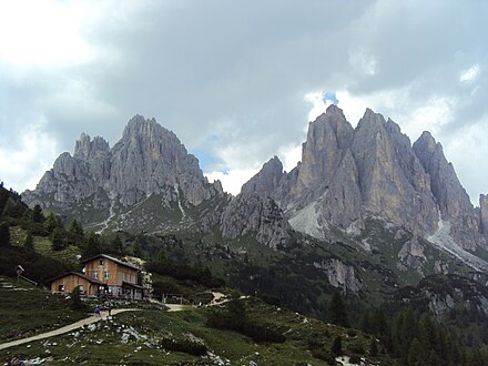 Rifugio Città di Carpi with Cima Eötvös