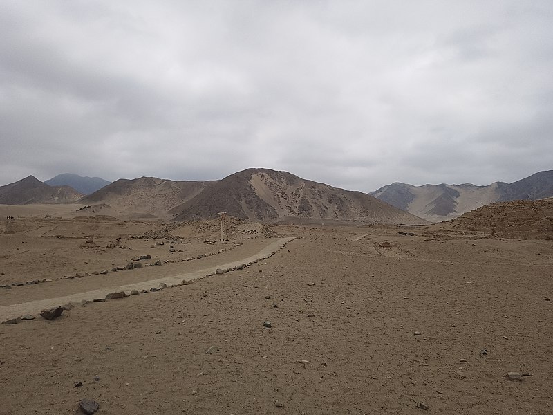 File:Camino hacia las pirámides de Caral.jpg