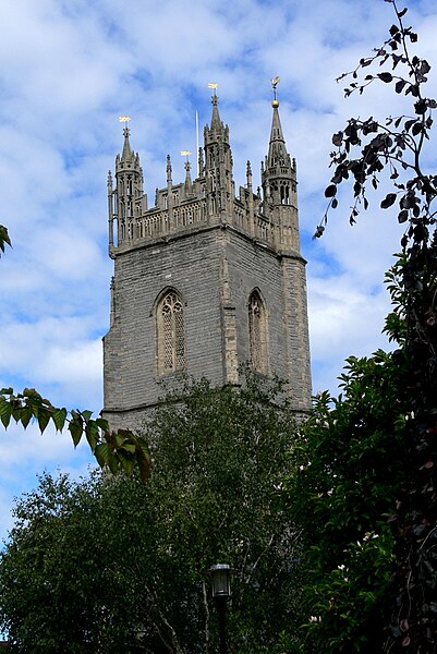 File:Cardiff St.John - Außen 2 Kirchturm.jpg