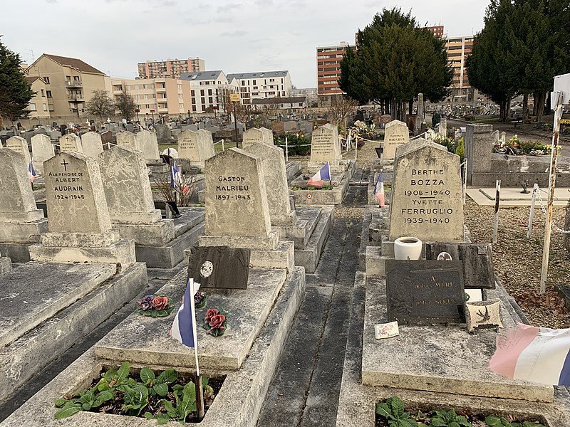 File:Carré militaire WWII Cimetière Neuilly Marne 9.jpg