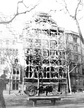 Photographie ancienne du bâtiment en chantier depuis le bord opposé du boulevard.