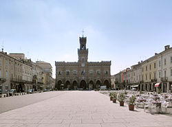 Palazzo Municipale e Piazza Garibaldi