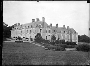 Château de la Seilleraye, complesso sud su parkc.jpg