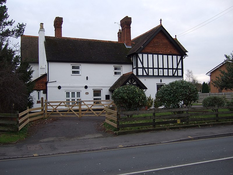 File:Chalfont, Barnwood Road - geograph.org.uk - 4447202.jpg