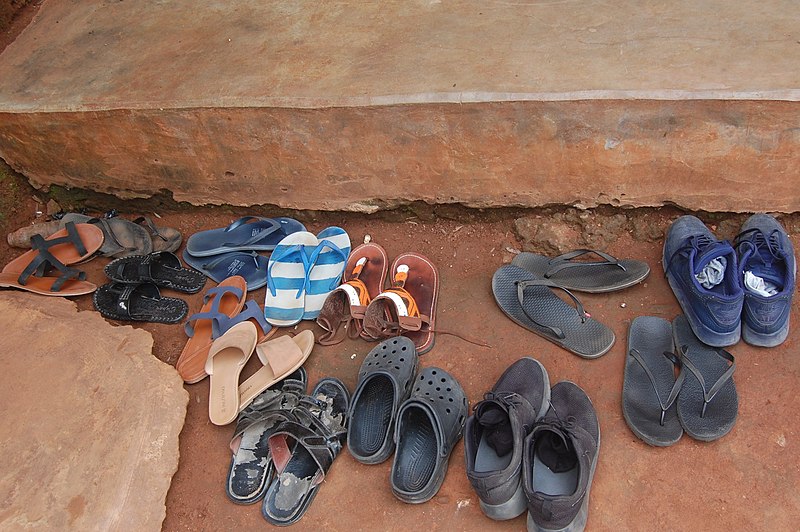 File:Chaussures déposées part tout visiteur à l'entré d'un couvent ou palais au Bénin.jpg