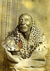 Oberhaupt der Gcaleka-Xhosa mit Leopardenkarosse (1890)