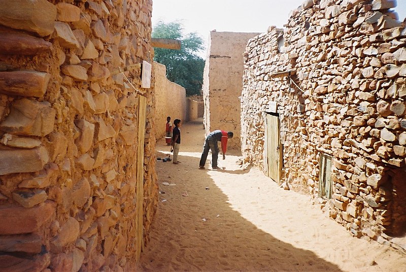 File:Chinguetti old town street.jpg